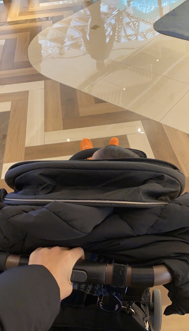 蔡少芬曬與兒子同框，母子倆戴口罩出行，魚蛋圓頭圓腦萌態十足