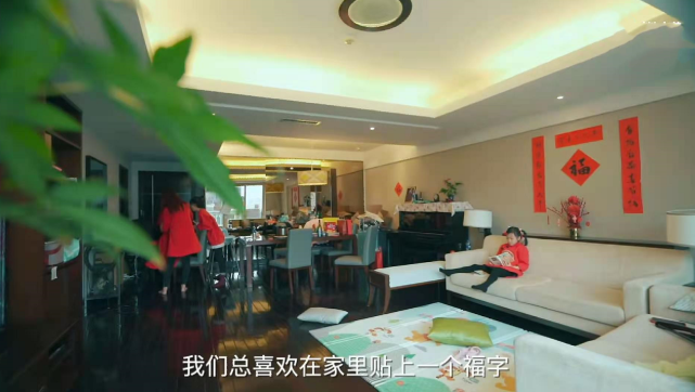 張晉新年首曬全家福，三個兒女同框送祝福，豪宅內景罕見曝光