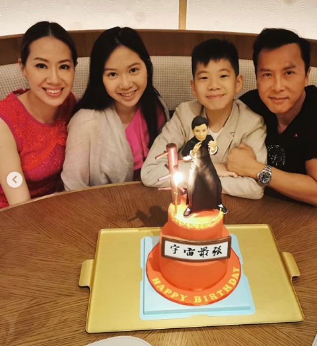 甄子丹全家福曝光，一双子女齐穿千元国产品牌，甄济如神似汪诗诗