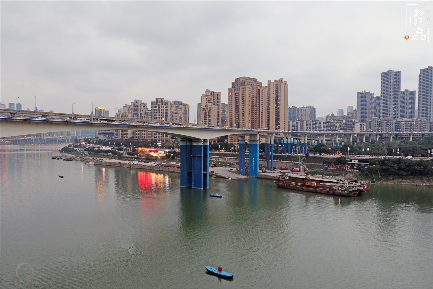 重庆不可忽略的两座大桥，轨道与公路并行，因游客太多被交通管制