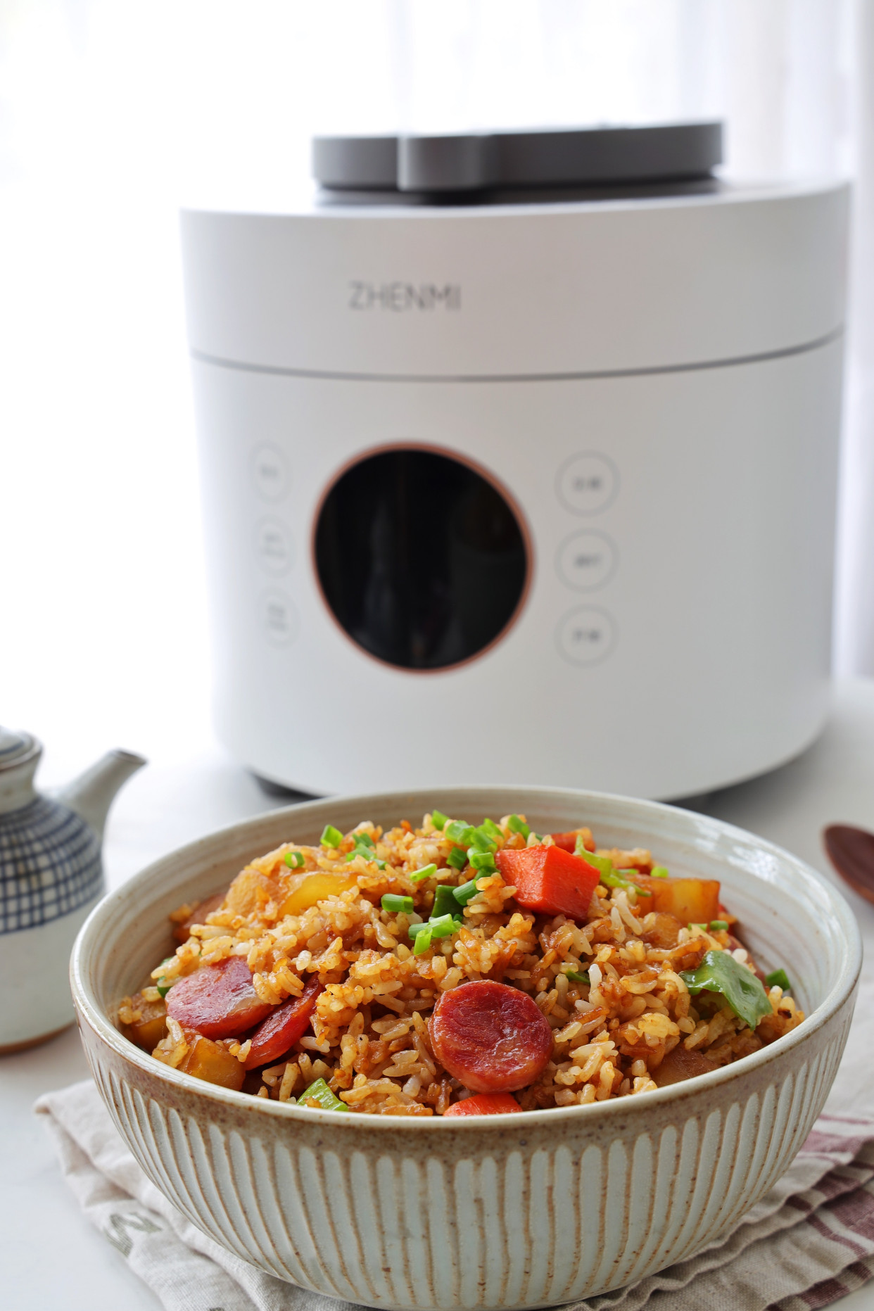 天氣降溫，懶人燜飯做起來，飯菜一鍋出，省時省力，家人超愛吃