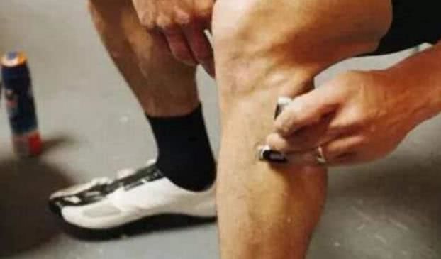 为什么有的男生腿毛浓密，有的却光秃秃的？医