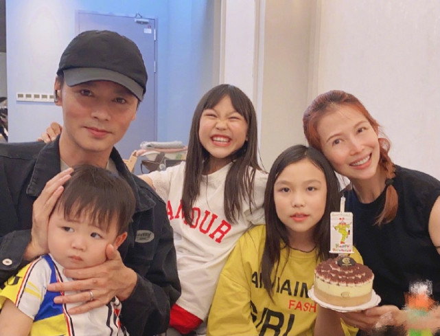蔡少芬張晉慶愛女滿10歲，一家五口幸福同框，三胎兒子被迫營業