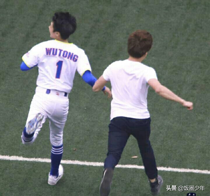 王俊凯玩游戏，身边的工作人员第一次出镜，助