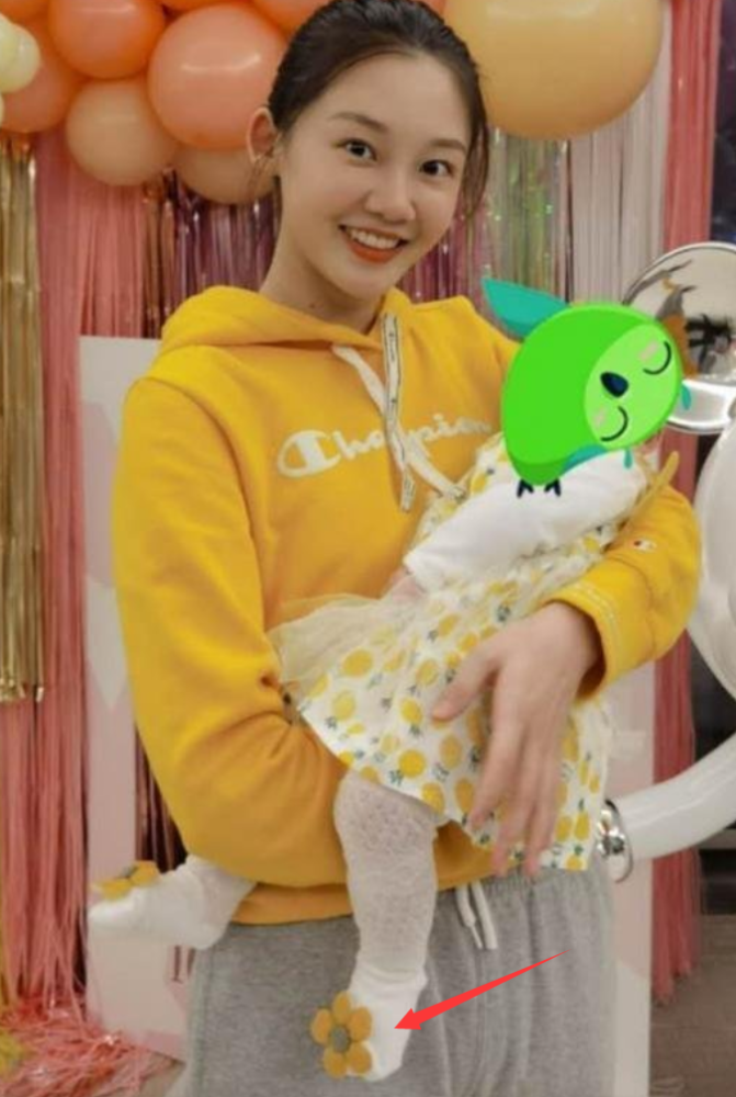 苗苗素颜近照曝光，怀抱女儿惊喜出镜，与郑恺