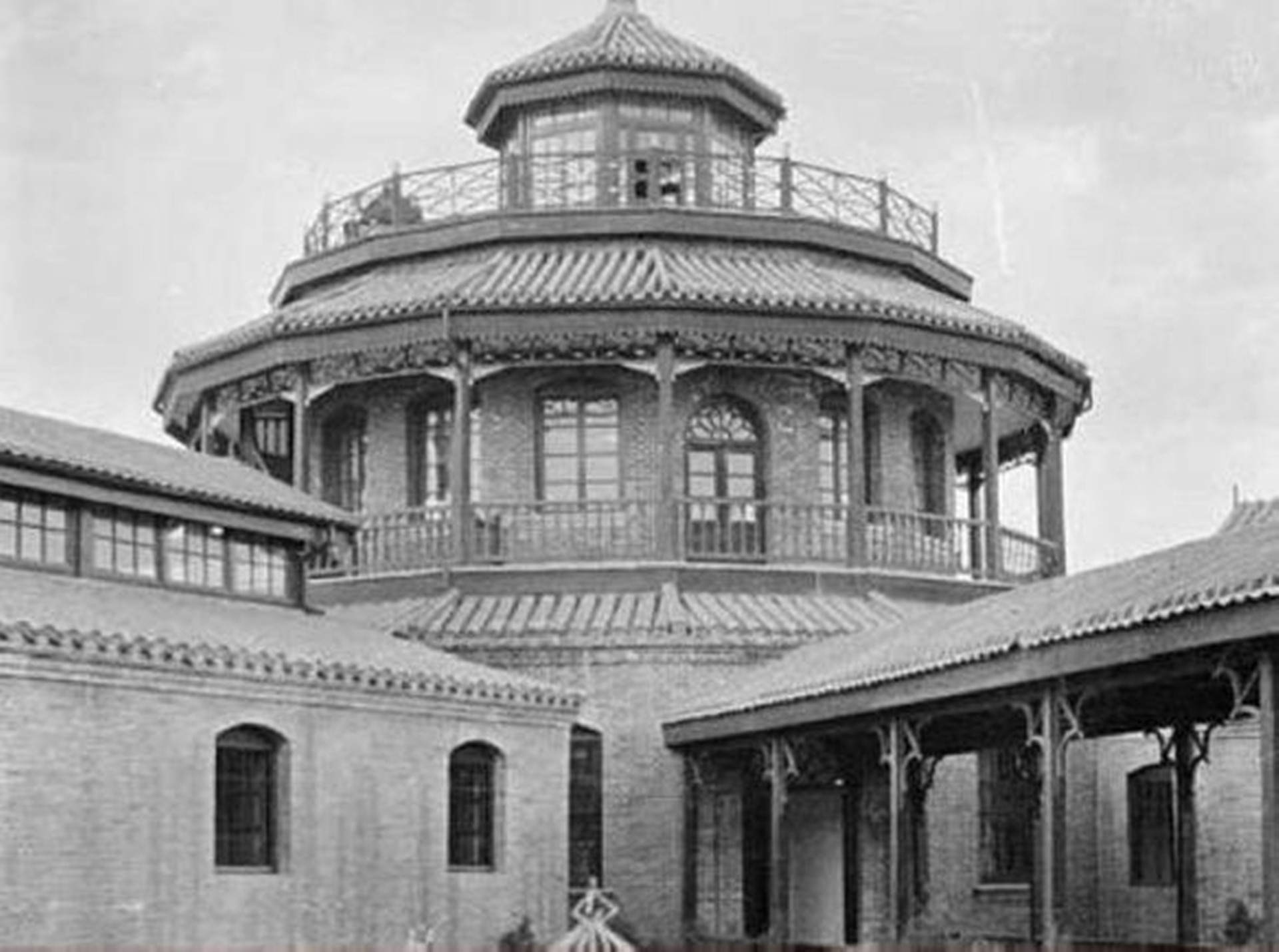 ����ս���з����3λ�����߹٣�̬�ȶ��ӣ��ܾ����죬�����Σ�