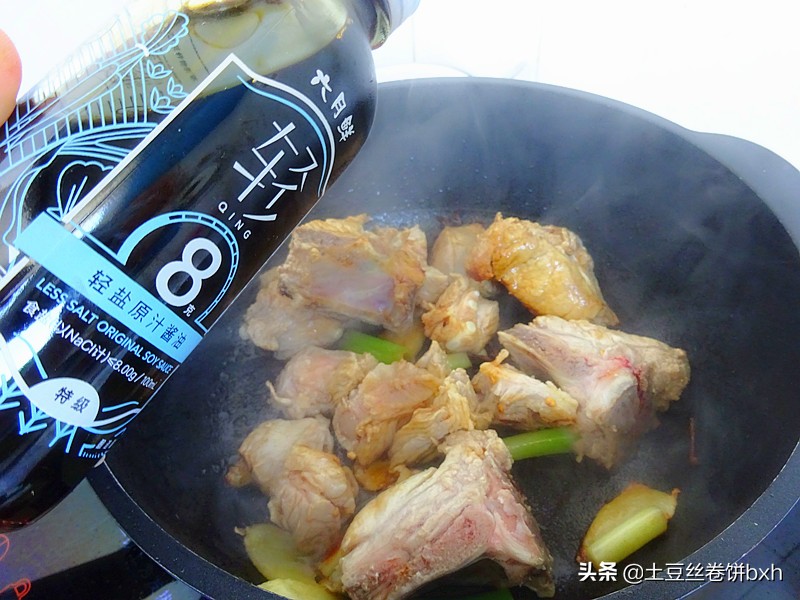 这个方法焖排骨，百吃不厌，不加一滴水，鲜香软烂又入味，特香