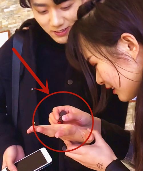 七阿姨给粉丝签名时，谁注意她用的笔了？果真