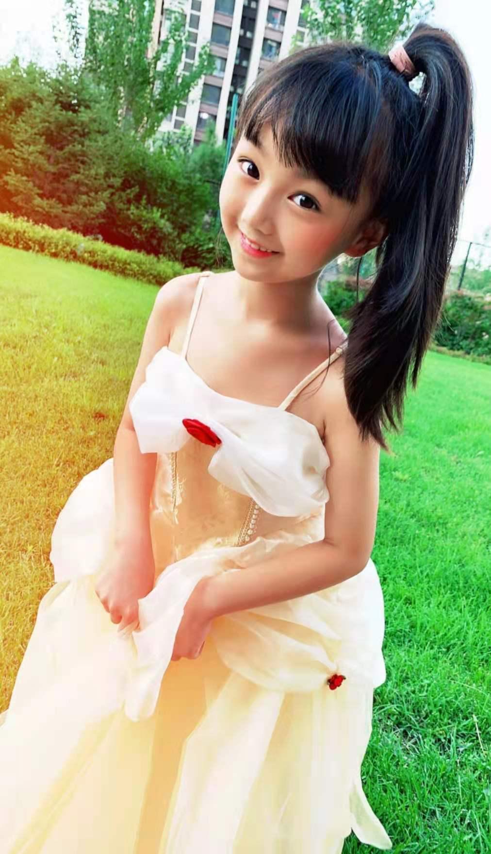 《爸爸去哪儿》小山竹近照曝光，浓妆打扮露腰装，网友怒批太成熟