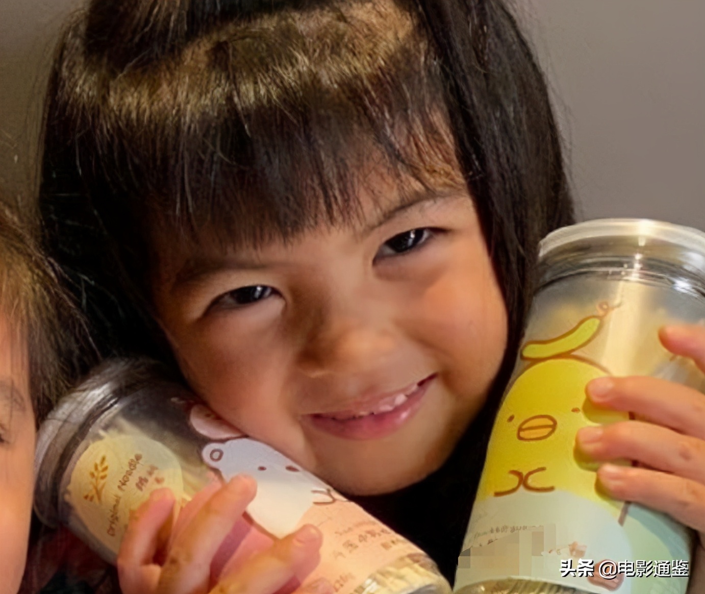賈靜雯女兒長大啦，修思羽長相軟萌十足，姐姐咘咘五官顏值絕了