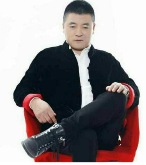 从巅峰到阶下囚，比肩赵本山的魏三，为何跪拜