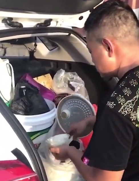 男子|高速遇堵车男子后备箱盛饭开吃 这是曾经被堵车堵到心里阴影了吗