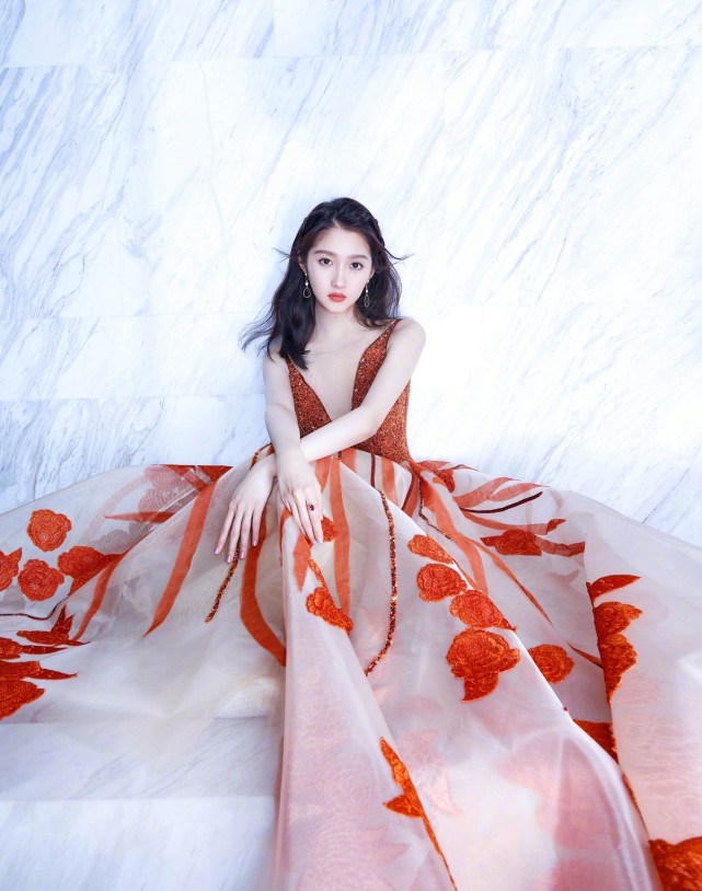 央视中秋晚会：张含韵造型好仙！邓紫棋成背景板，关晓彤惊艳众人