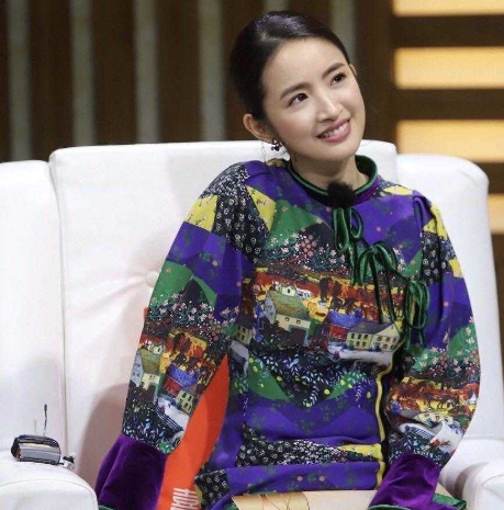 賈靜雯夫婦和林依晨過情人節，林依晨近照變化大，她老公罕見現身