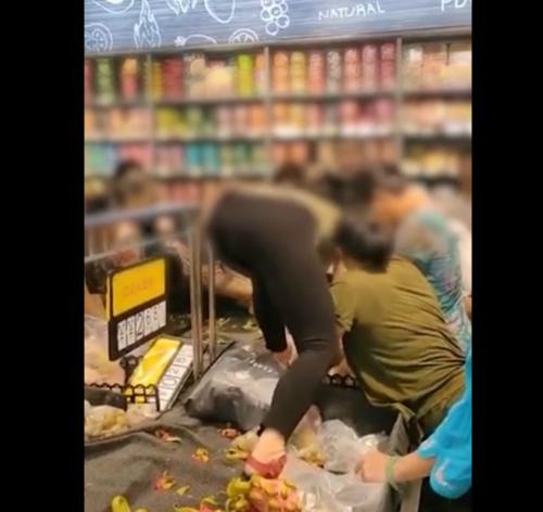 大妈|超市促销大妈爬上货架哄抢 目击者：经常这样