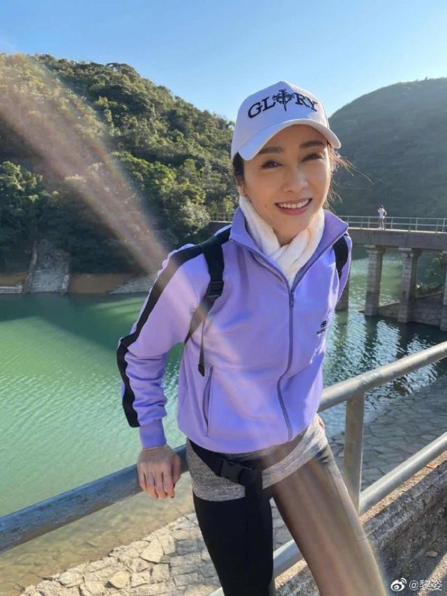 黎姿曬老公視角照，帶女兒旅行超溫馨，三小豬排排站背影亭亭玉立