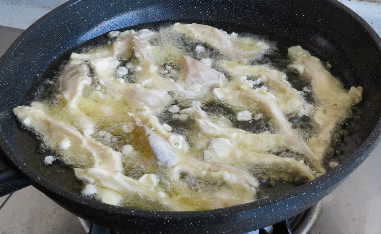 炸蘑菇，不要直接裹麵粉炸，牢記“2竅門”，炸好後香酥味道好