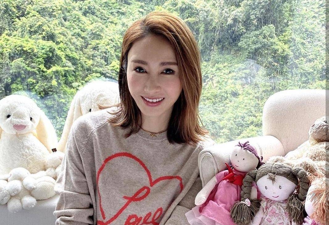 黎姿晒视频久违开嗓，再唱26年前金曲，获阔太甘