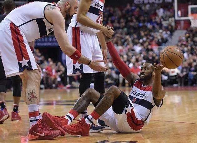 为什么NBA球员倒地后不自己起来而是等队友来扶？