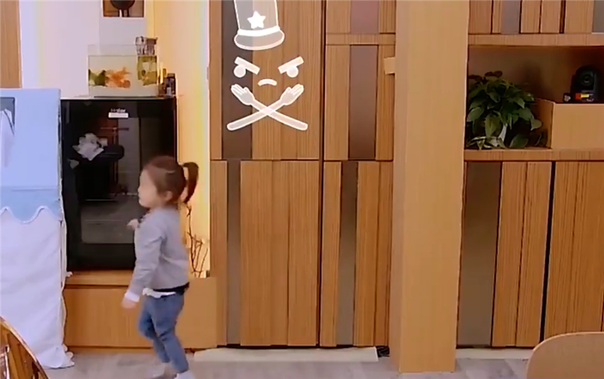 賈靜雯和修傑楷的幸福之家，客廳無隔斷更寬敞，鋪地毯打造休閒區