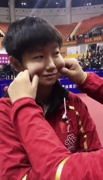 孙颖莎不愧是00后小魔王，点名刘国梁陪练，找奥委会主席要徽章