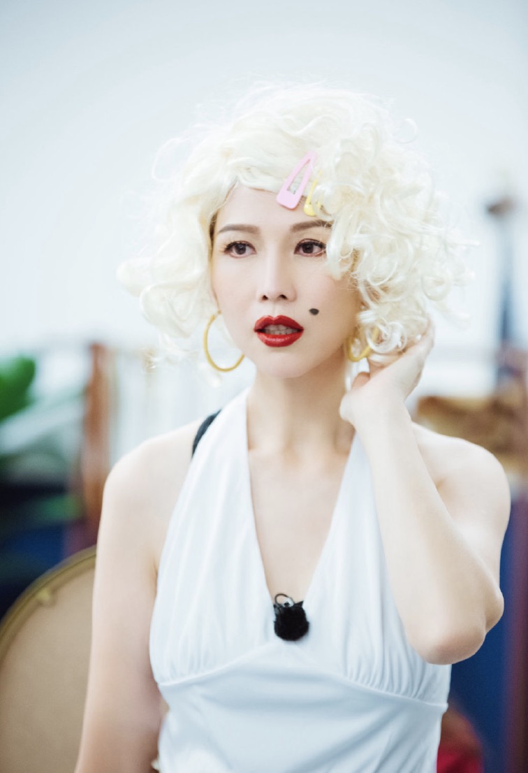 蔡少芬cos玛丽莲梦露，风情万种，强吻张晋留唇印画风搞笑