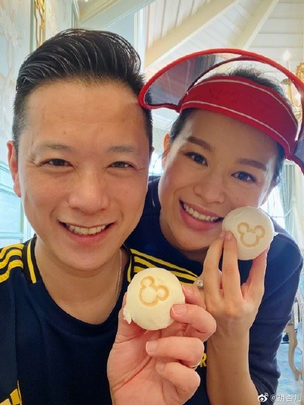 胡杏兒夫婦帶娃過母親節，收兒子花束貼臉親吻，剛出月子就穿短褲