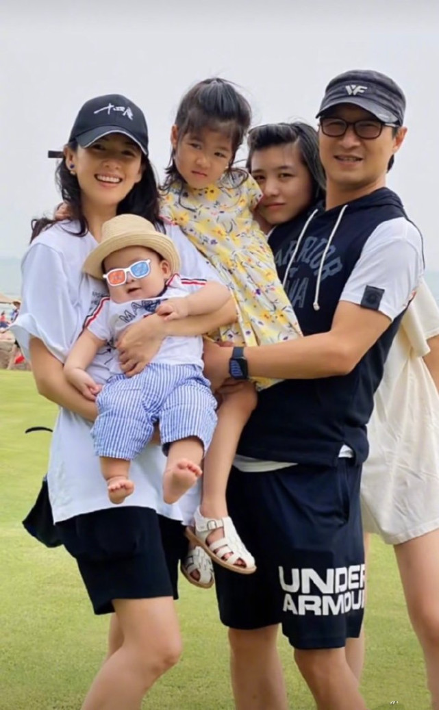 章子怡曬一家四口為繼女慶生，15歲小蘋果化濃妝漂亮又成熟