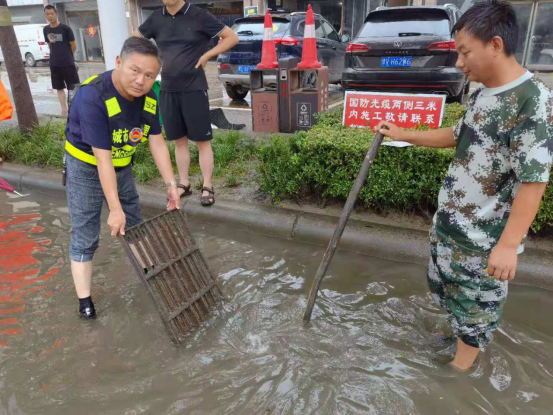 暴雨见证：有人替你负重前行