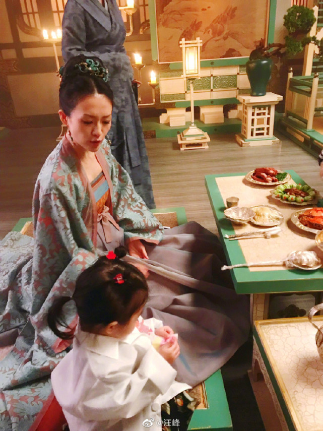 汪峰攜女兒素顏出鏡，醒醒看媽媽拍戲心疼哭，繼女囑咐媽媽多休息