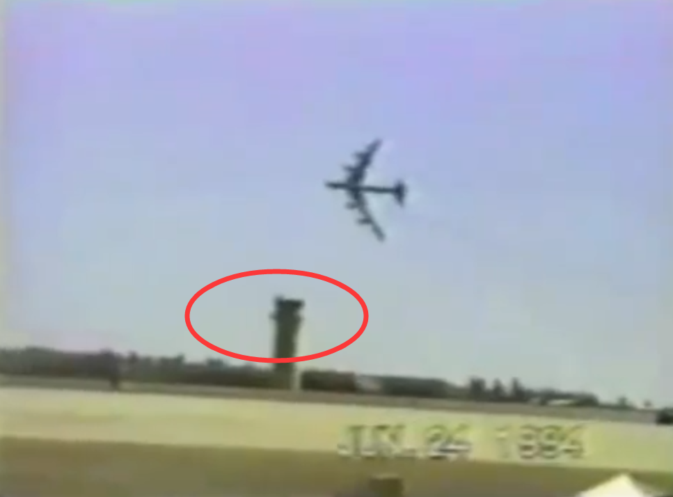 过分自信，美国飞行员驾驶轰炸机疯狂炫技，却