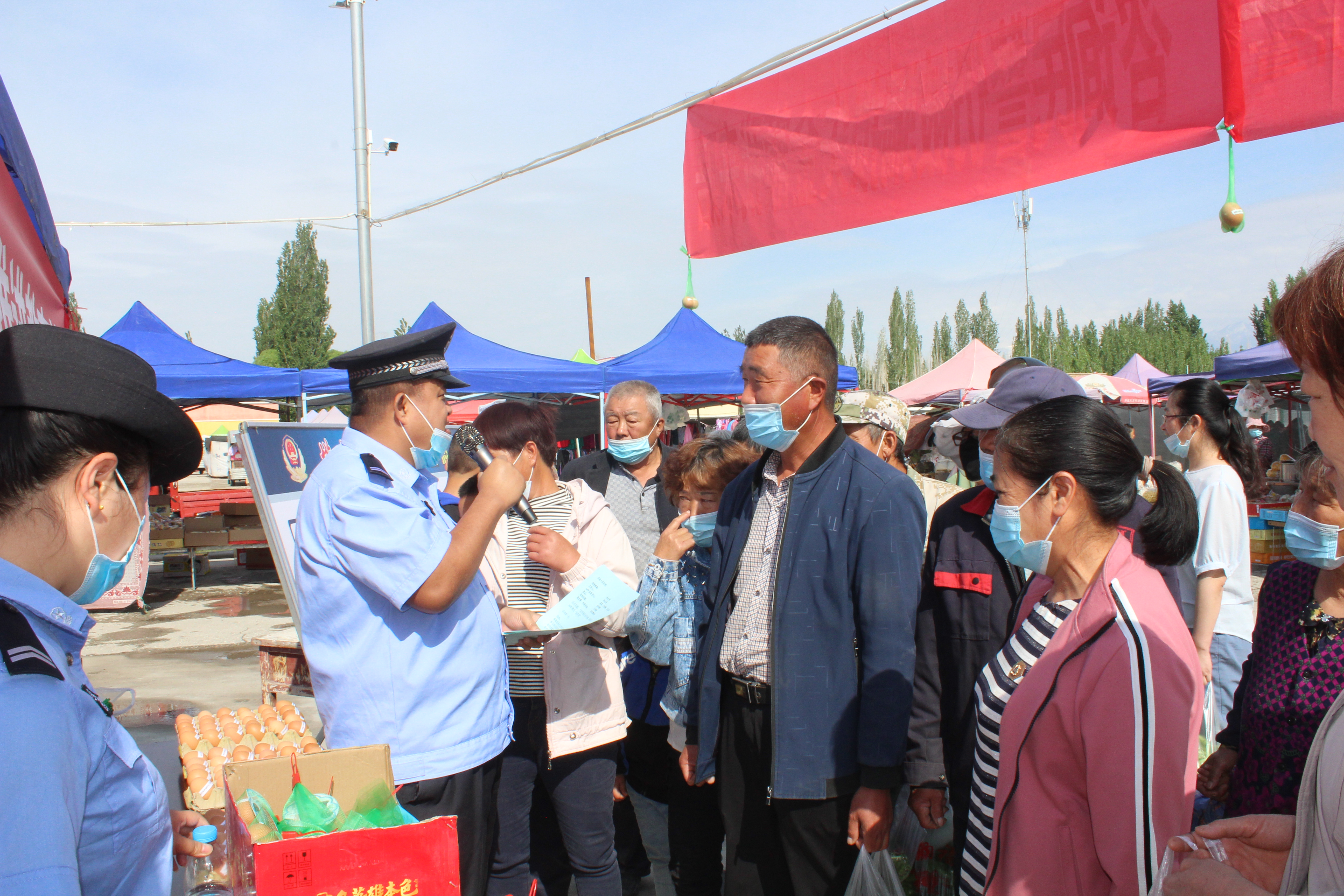 新疆和硕：反诈进行时，民警免费发放“反诈蛋”
