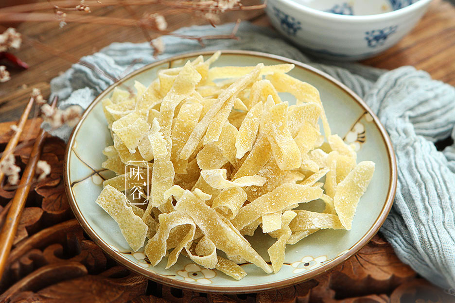 秋天这果皮扔掉太浪费，做小零食特棒，香甜有嚼劲，嗓子也爽利