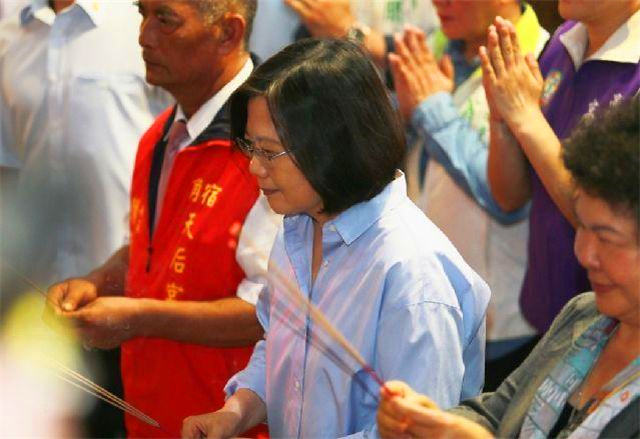 ˥�˵�̨�徭�ã��Ʒ�¢�����������ʰ�ռ���ڣ���С��ҵ�粽����