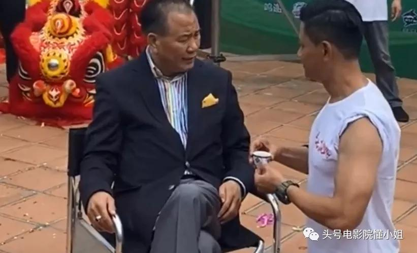 63岁万梓良收徒用钱敲头,做大哥人戏合一,改变周星驰林家栋命运