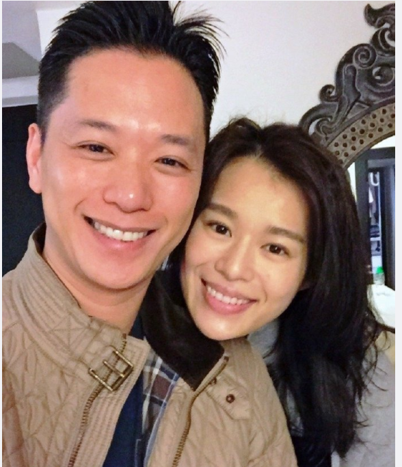 胡杏儿三儿子100天了，老公晒全家隔空合影庆祝