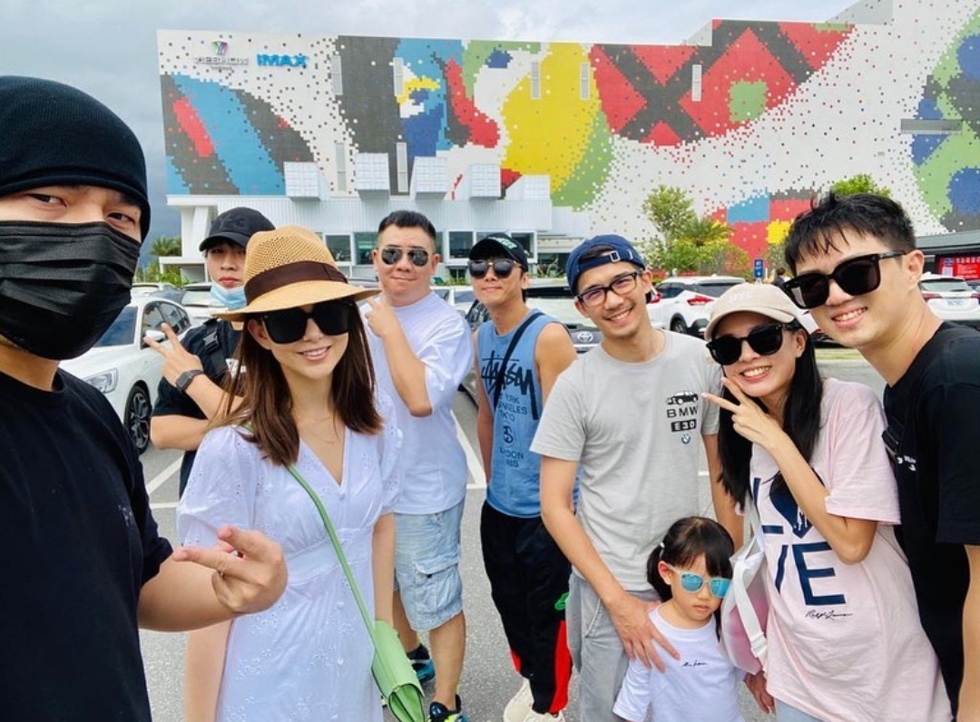 昆凌牵一双儿女看奶牛，弟弟身高快赶上姐姐，一家人穿扮超时髦