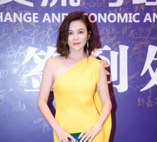 娱乐圈塑料姐妹情:钱可以一起挣,饭可以一起吃,但老娘必须最美