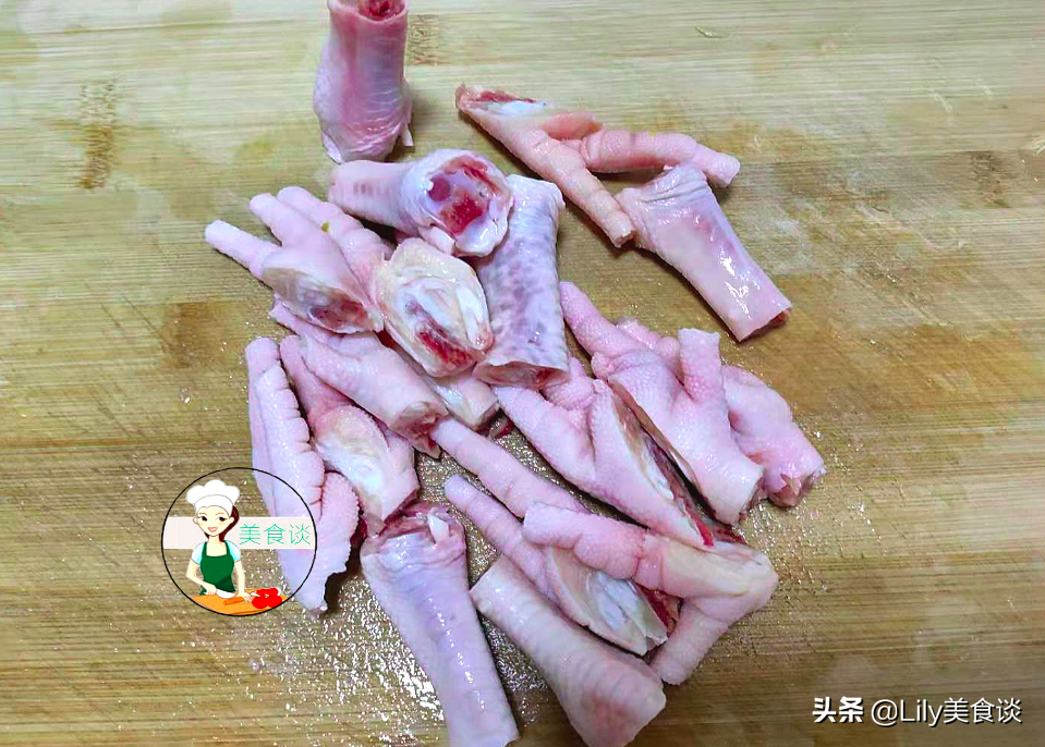 天冷了，燉上一鍋排骨雞腳土豆煲，鮮香又營養，大人孩子都愛吃