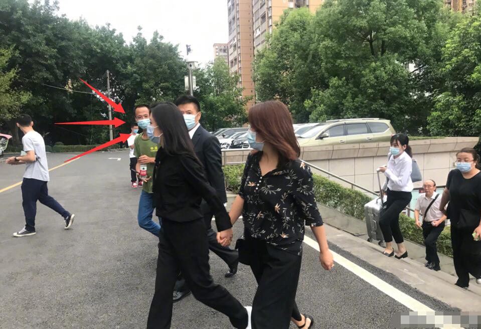 衣服|谭松韵一身黑衣服现身妈妈被撞案庭审 大叔紧跟追星，反应惹人疼