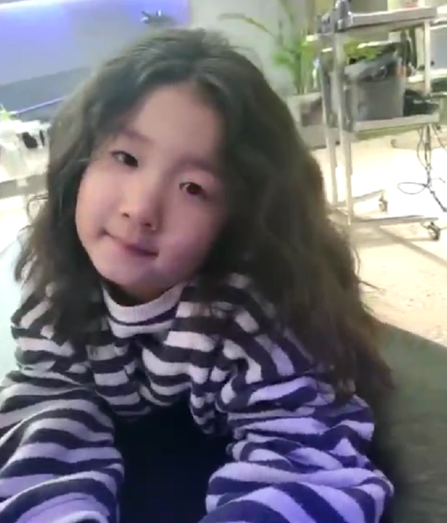 张亮5岁女儿近照，一头卷发对镜臭美，五官和哥哥天天如复制粘贴