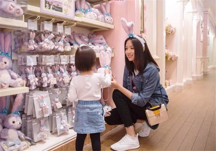 Ella带儿子去农村婆家过年，条件简陋打地铺，网