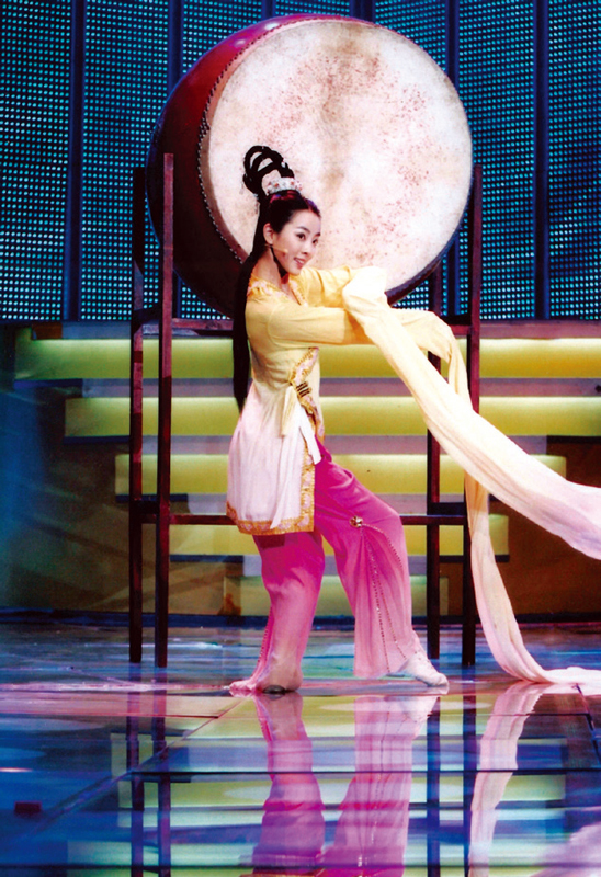 不当央视一姐，也没嫁给老头！李思思被80后老公