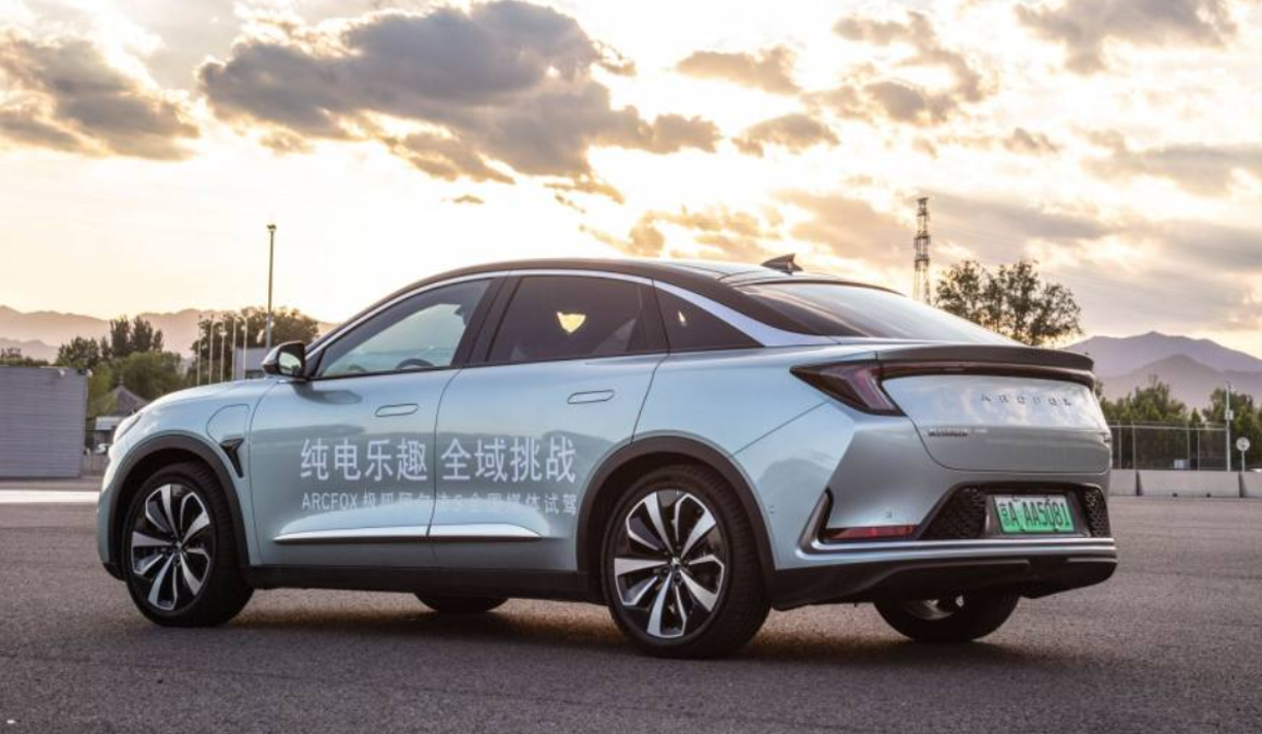试驾ARCFOX极狐阿尔法S，这是一台可以颠覆认知的电动车