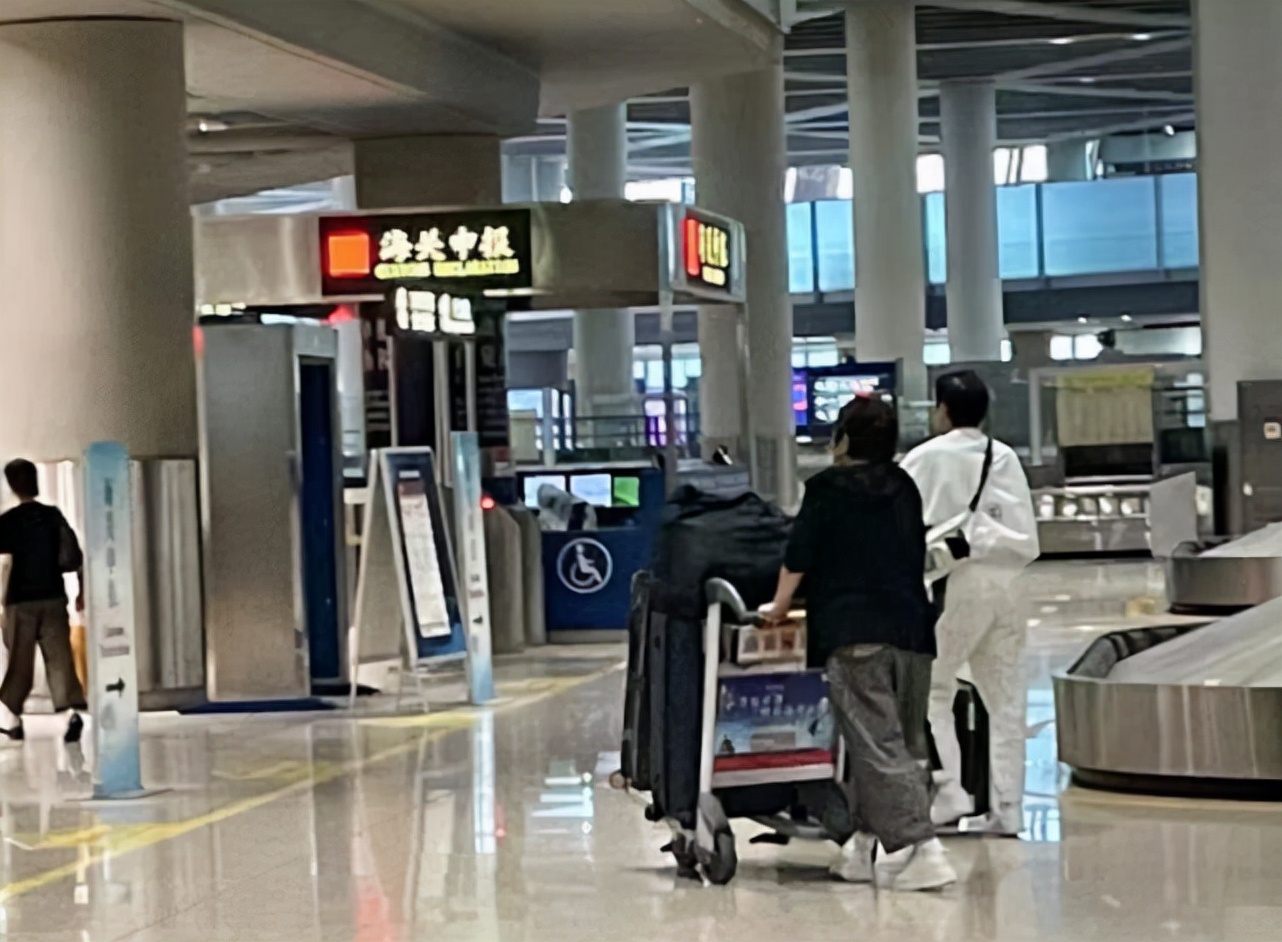 ​向太夫妇被偶遇，向华强一身名牌超时尚，坐头等舱飞北京看孙女