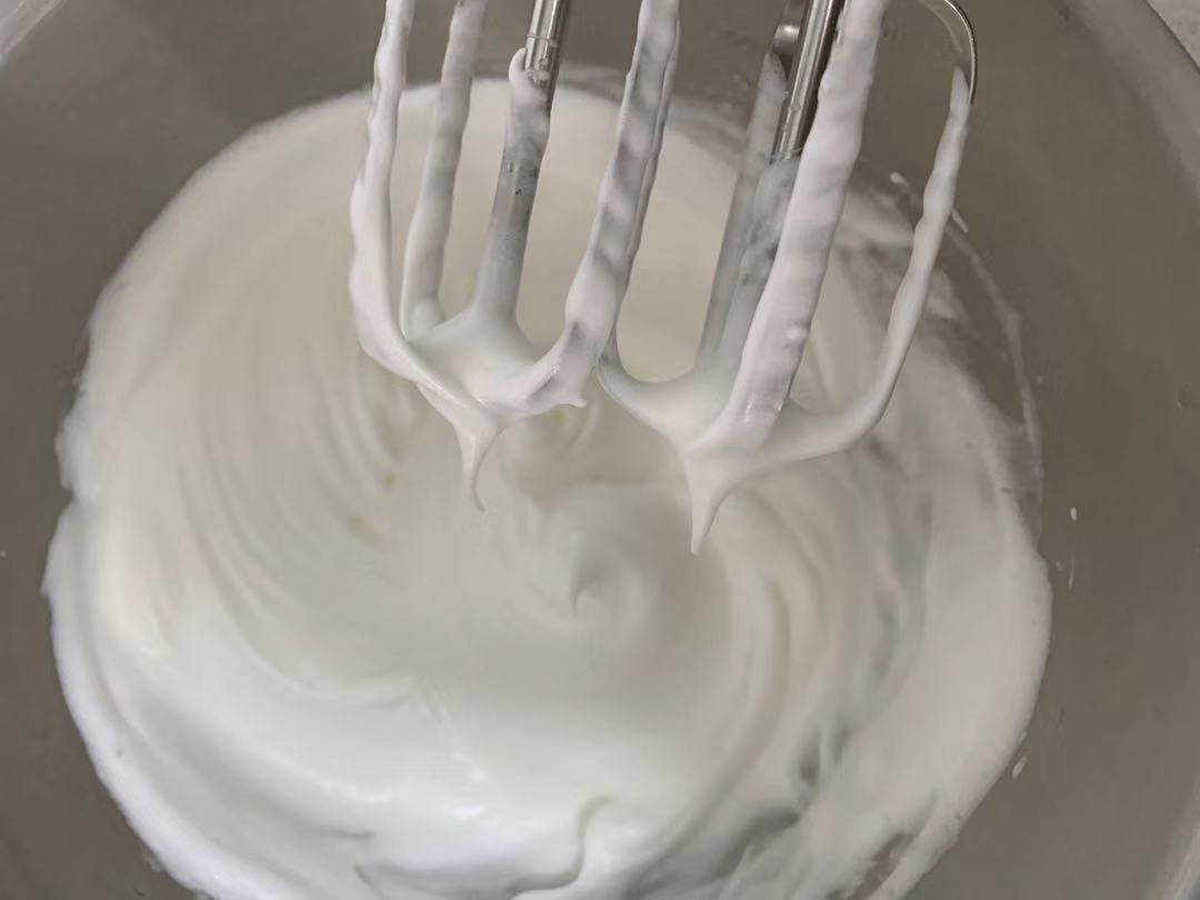 這蛋糕比肉鬆麵包還好吃，奶香濃郁，細膩香軟，咬一口還爆漿