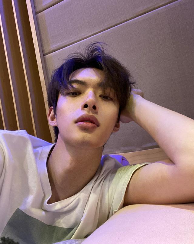 孟美岐多次被私生更改航班座位，高情商婉转提醒：帮换个靠窗位置