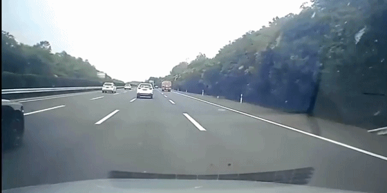 “他赔不起，应该让我！”劳斯莱斯恶意别车6次，占应急车道结果