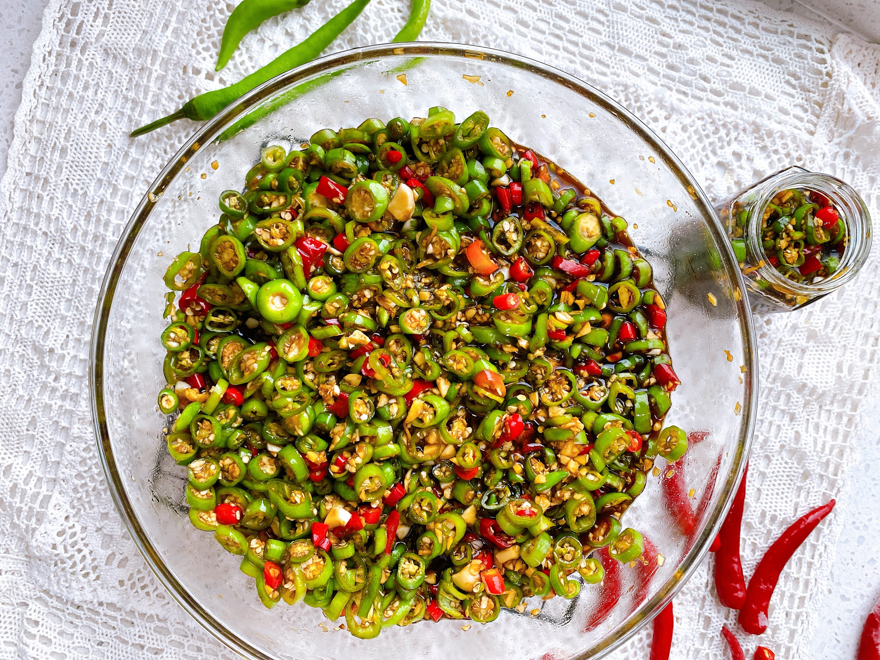 腌辣椒的季节到了，教你独家腌法，不加盐2小时就能吃，又香又辣