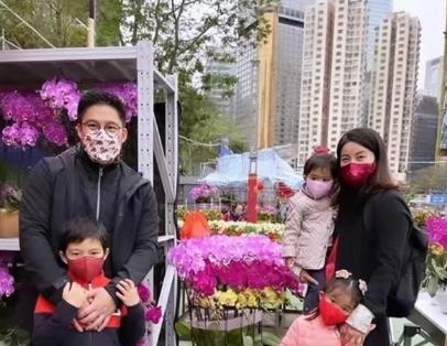 霍啟剛郭晶晶享受甜蜜二人世界，不忘做善事光顧小餐館幫助殘疾人
